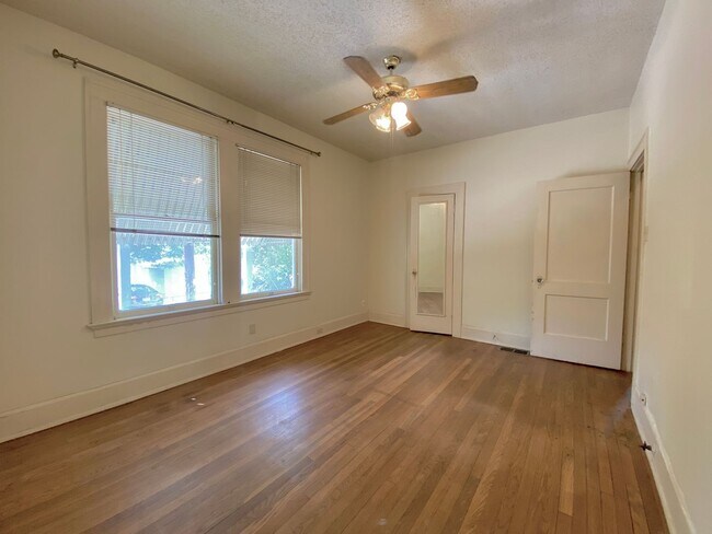 Building Photo - Vintage 1 Bedroom + Study Walking Distant to UT