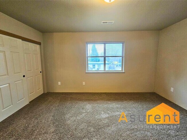 Building Photo - Freshly Renovated Duplex: 2 Bedrooms, 1.5 Bathrooms, w/ Fenced Backyard