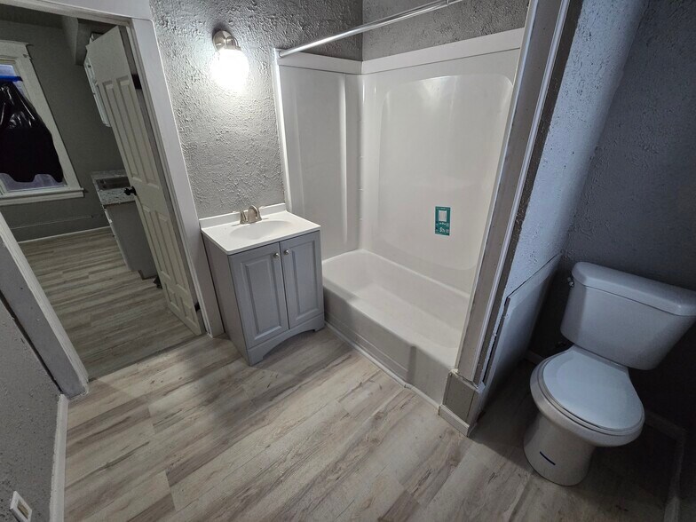 Building Photo - 1608 W Lincoln Ave