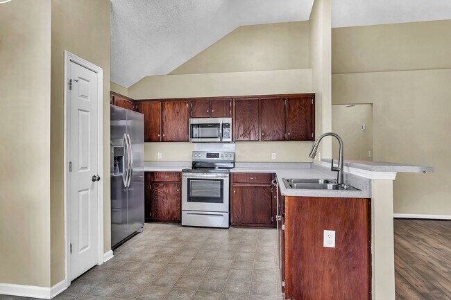 Building Photo - 3 Bedroom 2 Bathroom Home in Hampton Place...