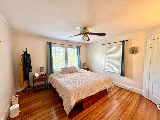 Building Photo - Charming 4-Bedroom Home in the Heart of Co...