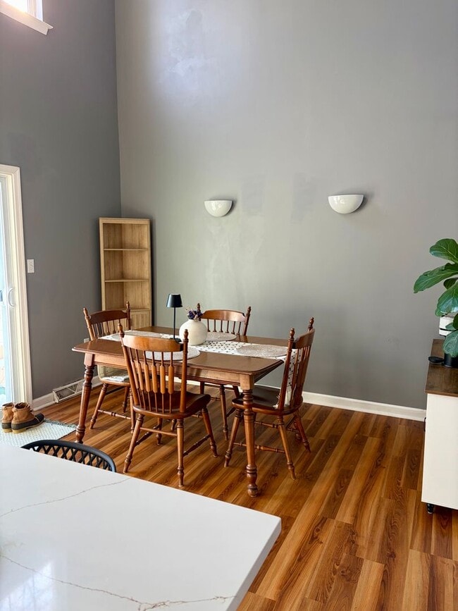 Building Photo - Updated 2 Bed 2 Bath Townhouse in Marietta