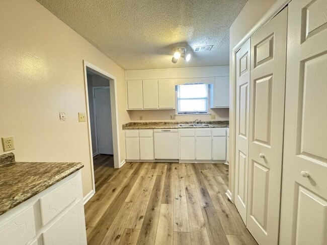 Building Photo - 124 Stonehedge Drive