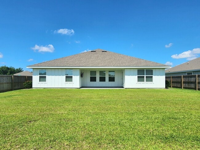 Building Photo - Lovely 4/2 available now in Raley Farms of...