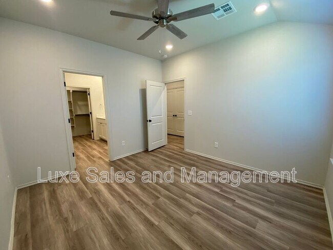 Building Photo - 8000 NW 110th Dr