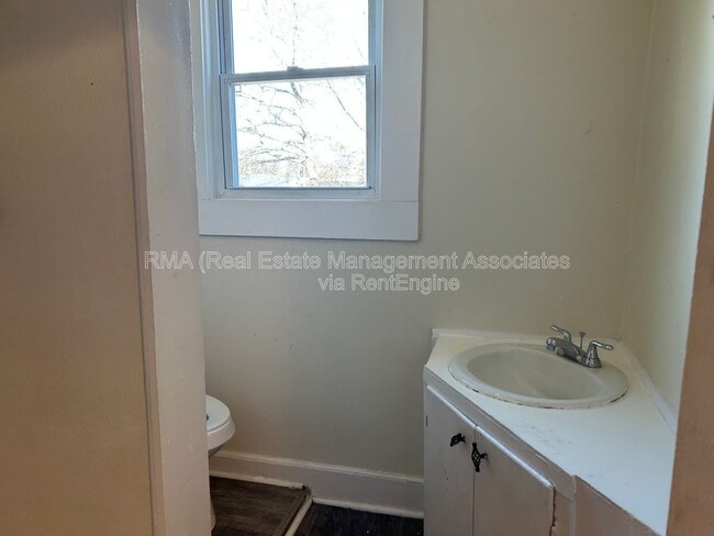 Building Photo - 631 W Poplar St