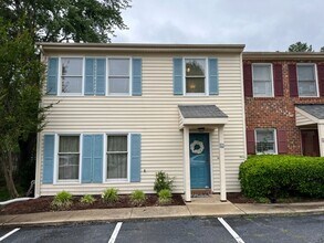 Building Photo - Adorable 3 Bedroom Townhouse w/ 1st Floor ...