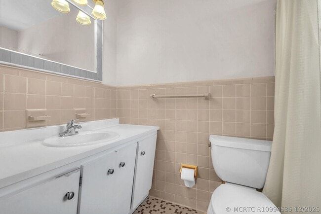 Building Photo - 2108 Lake Bass Cir