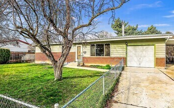 Building Photo - Beautiful 4 bedroom, 2 bath home in Southe...