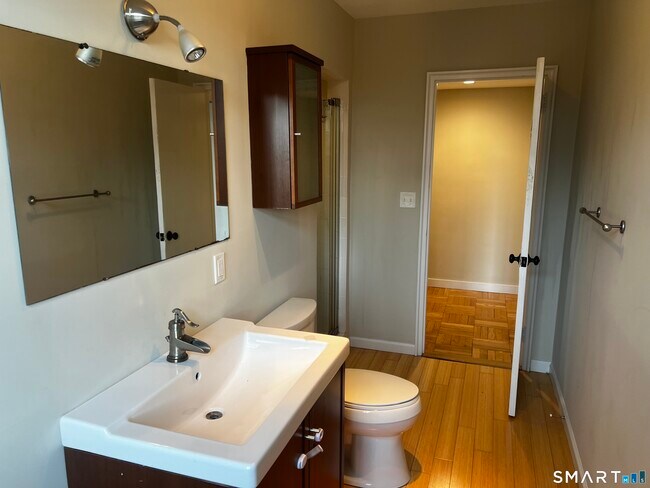 Building Photo - 869 Farmington Ave