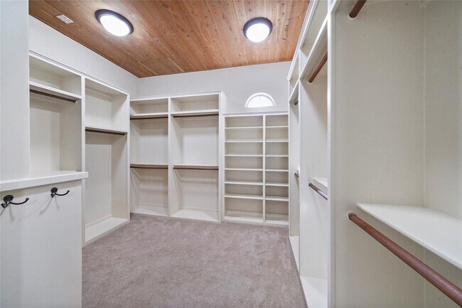 Building Photo - 30 N Palmiera Cir