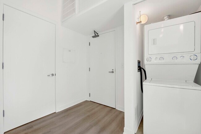 Building Photo - 660 W Wayman St