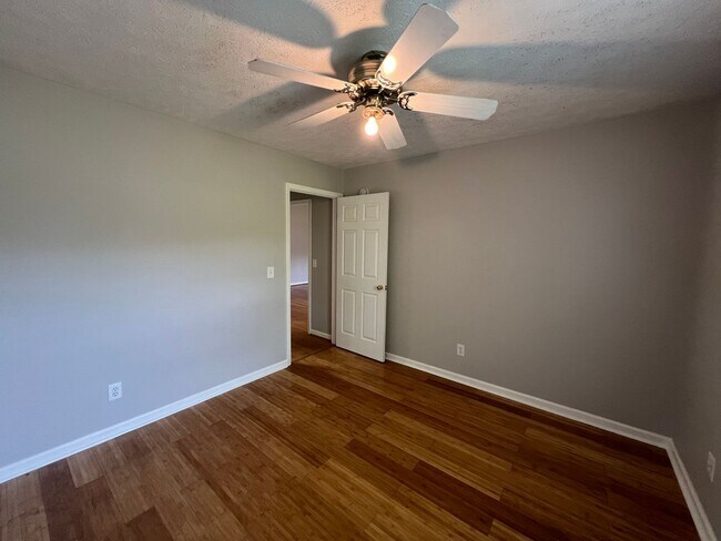 Building Photo - 3 BR 2 Bath home with 2 Car Garage and Hug...