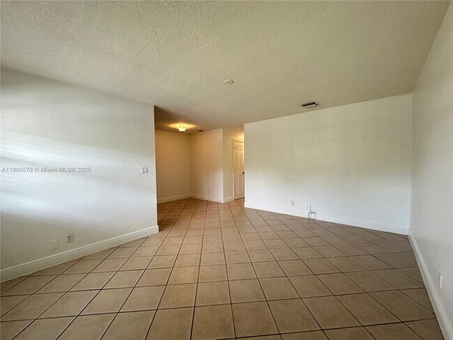 Building Photo - 2900 NE 17th Ave