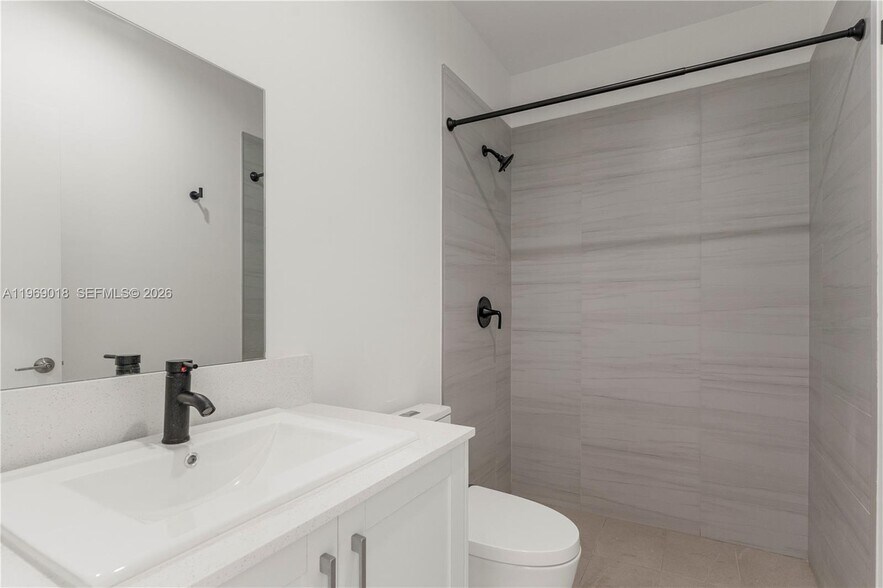 Building Photo - 408 NE 1st Rd