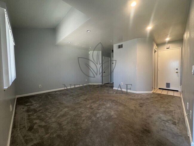 Building Photo - Stunning 2 Bedroom in the Heart of Ontario