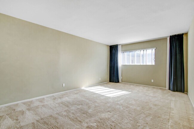 Building Photo - Spacious & Bright 3BR Condo with Bonus Room, Secured Parking & Hollywood History!