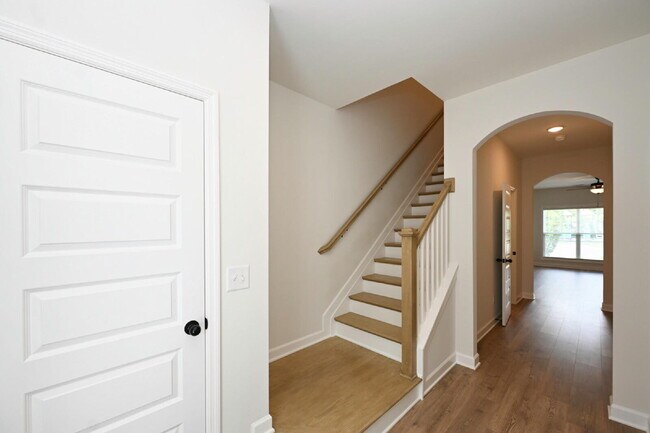 Building Photo - Like-New Modern Townhome Near Dining, Shopping, Trails & Old Hickory Lake