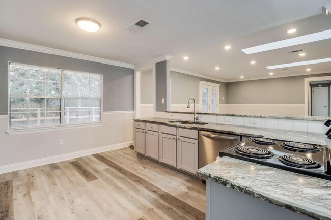 Building Photo - 15744 Parkwood Dr S