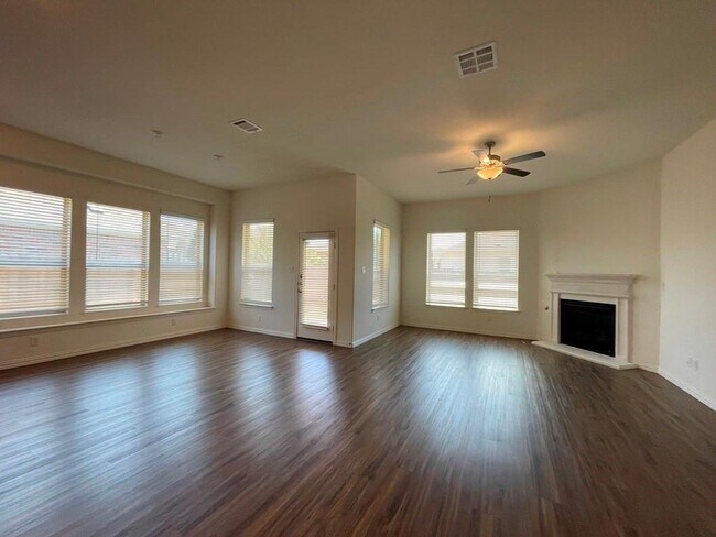 Building Photo - 205 Baralo St