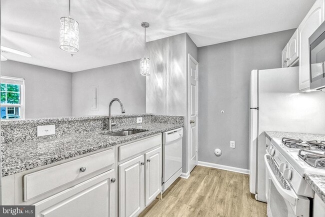 Building Photo - 43585 PATCHING POND Sq