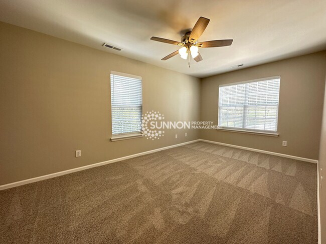 Building Photo - Newly Remodeled 5 Bed 2.5 Bath