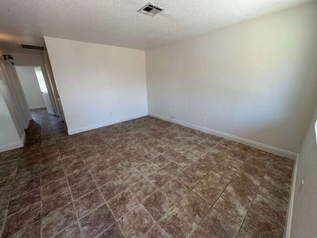 Building Photo - "Cozy 2-Bedroom Haven in North Las Vegas – 810 Sq Ft of Comfort on Harvard St!"