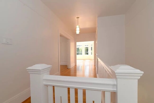 Building Photo - TOP FLOOR 3 BEDROOM FLAT