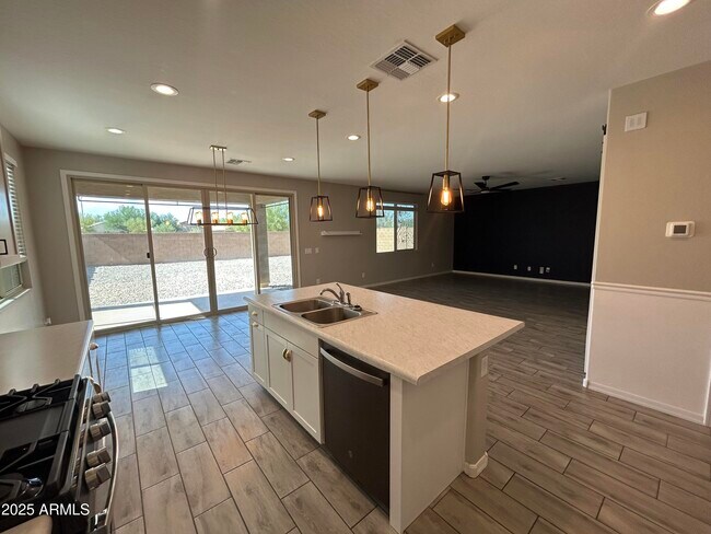 Building Photo - 25930 N Thornhill Dr