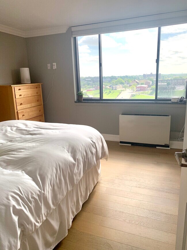 Master bedroom with gorgeous views. - 700 E 8th St