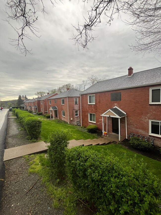 Building Photo - Updated 1 Bedroom with Deck and Garage space!