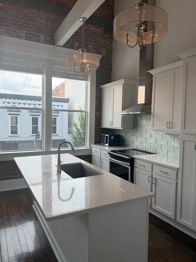 Building Photo - Modern Apartment Downtown Washington