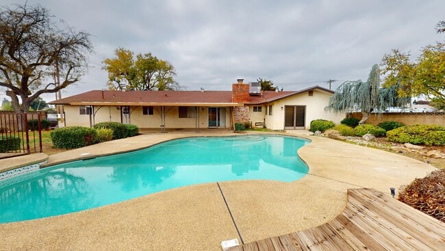 Building Photo - 827 N Armstrong Ave