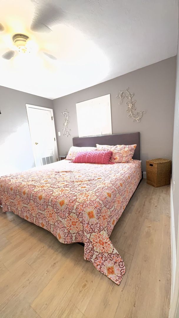 Building Photo - Fully Furnished One Bedroom Long Term Beac...