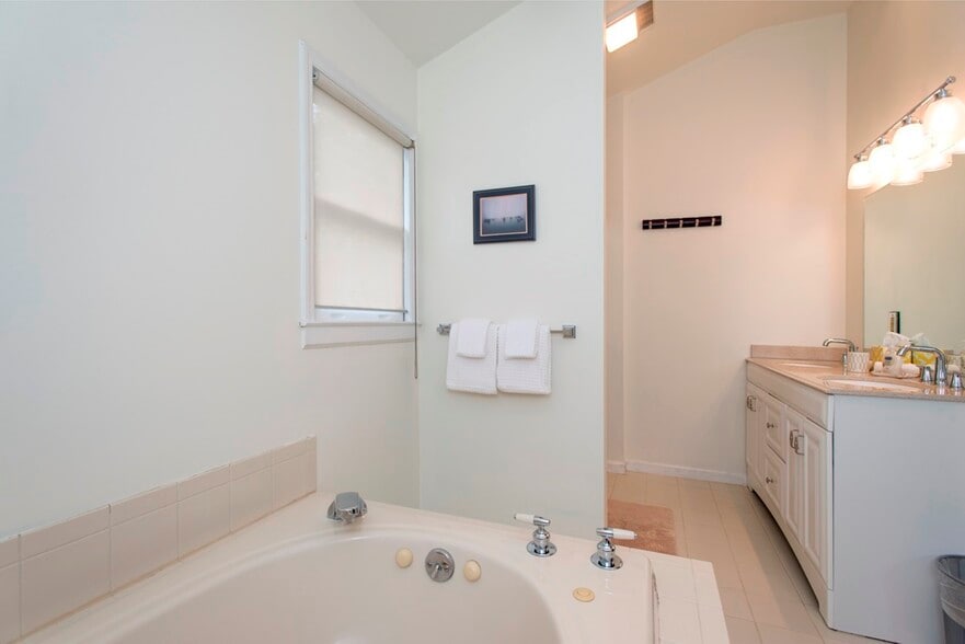 Master Bath - 1803 Ashwood Ave