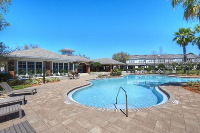 Building Photo - Beautiful 3 bedroom, 2.5 bathroom townhome