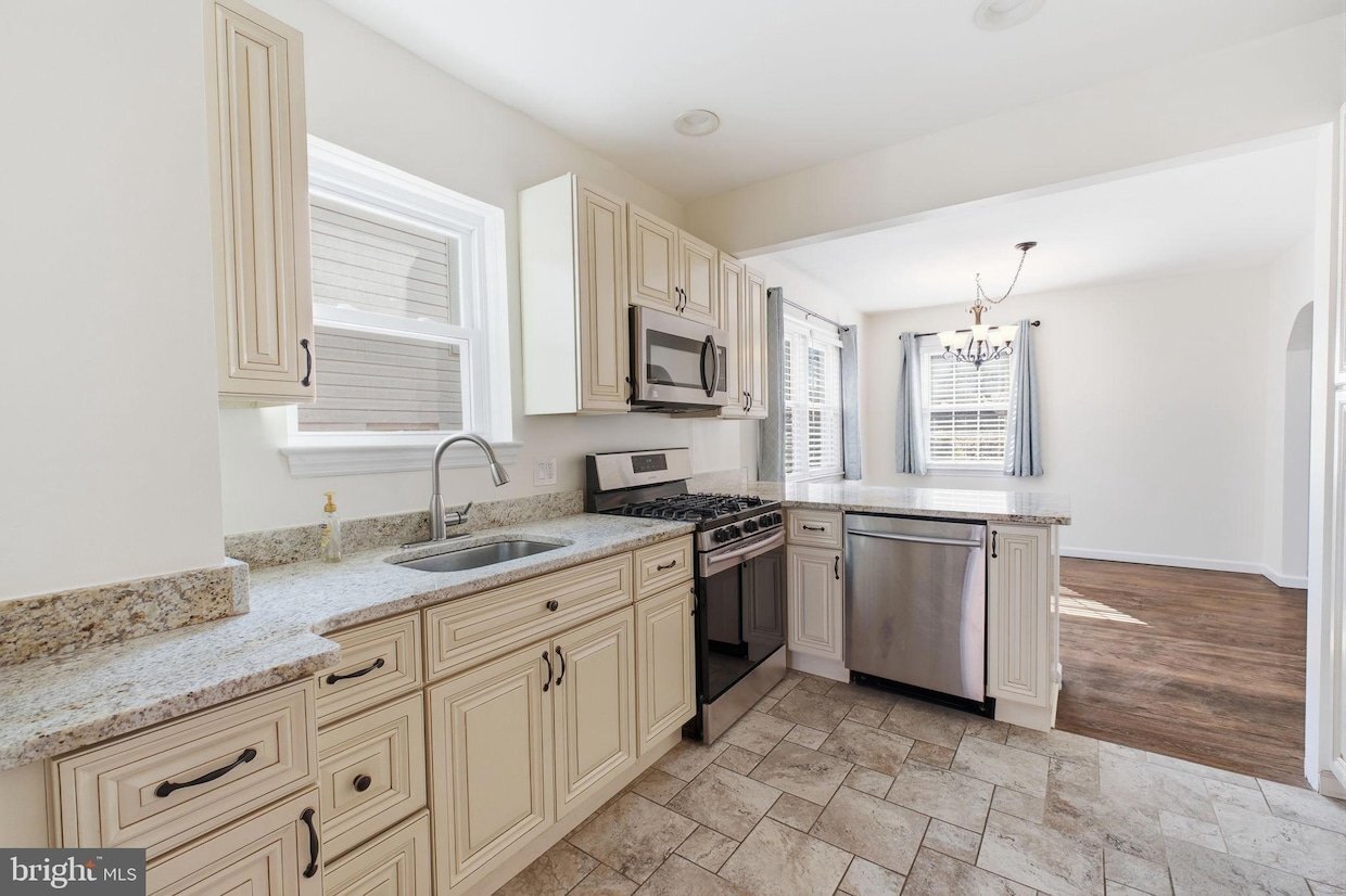 Building Photo - 3225 Chestnut St NE