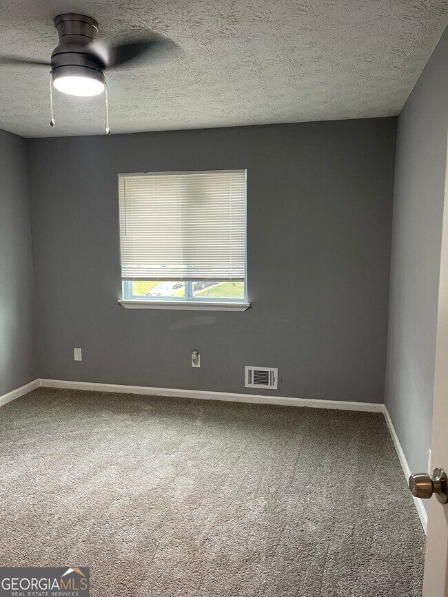 Building Photo - 235 Deerfield Dr