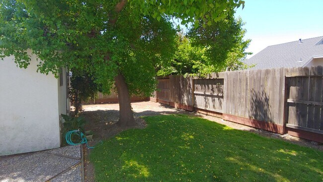 Building Photo - Beautiful Three Bedroom Two Bath Home with...
