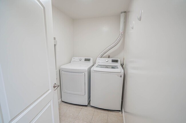 Building Photo - Spacious 3-Bedroom Condo with Underground ...