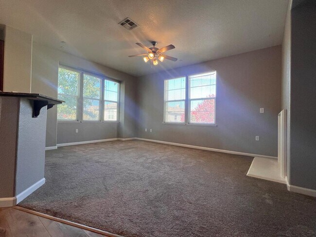 Building Photo - 427 Anchor Ln