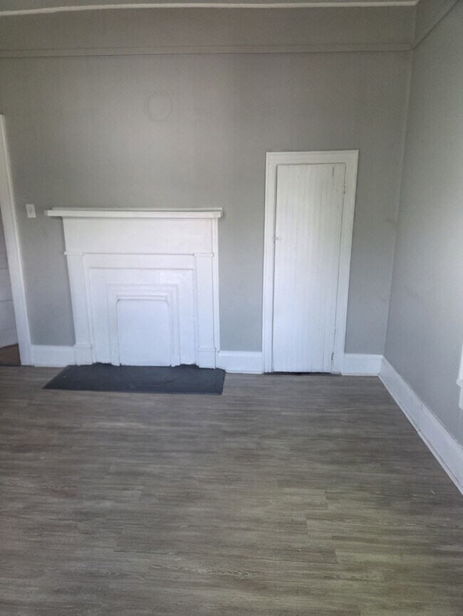 Building Photo - Charming Historic Bungalow