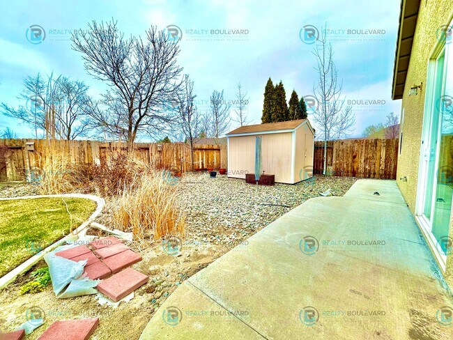 Building Photo - Beautiful 3 Bedroom, 2Bath, 3 Car Garage home in South Reno With Large Back Yard and Hot Tub!