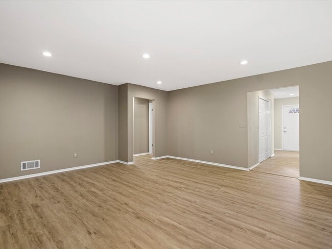 Building Photo - 26656 Farmbrook Villa Dr