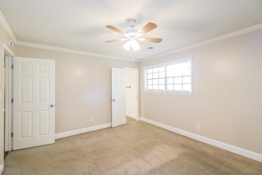 Building Photo - 9346 Woodknoll Way