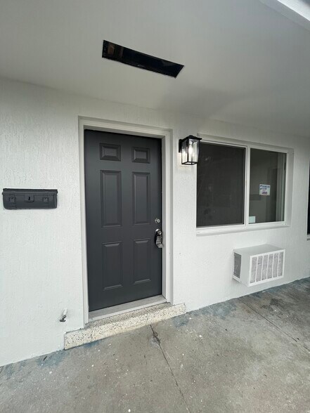 Building Photo - 512 NE 166th St