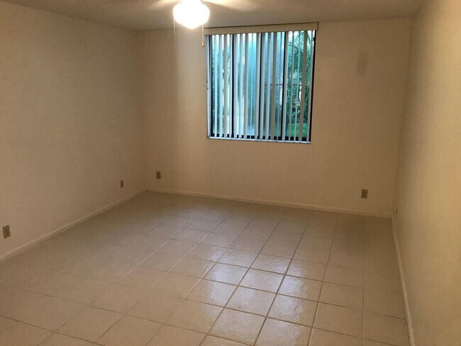 Building Photo - 733 SE 1st Way