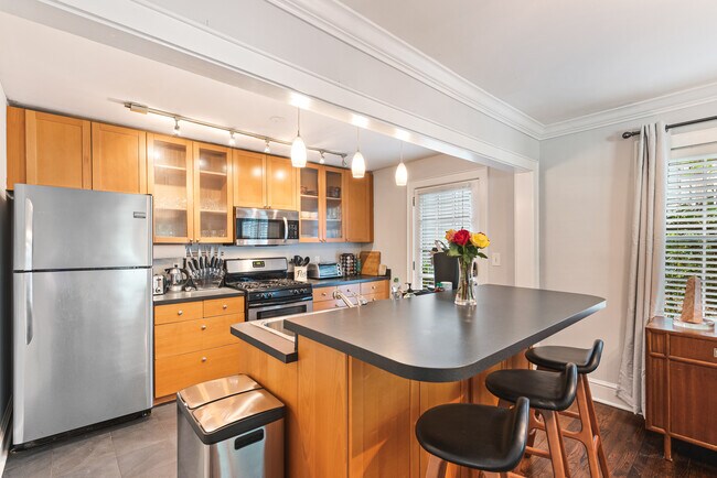 Building Photo - 919 Gilbert St SE