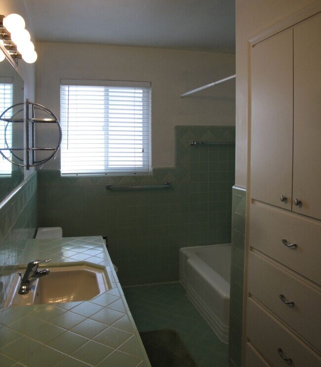 Building Photo - 3 Bedroom Home Near Sugarhouse!