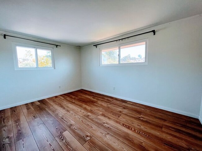Building Photo - 3 Bed / 2 .5 Bath Home with Private Yard i...